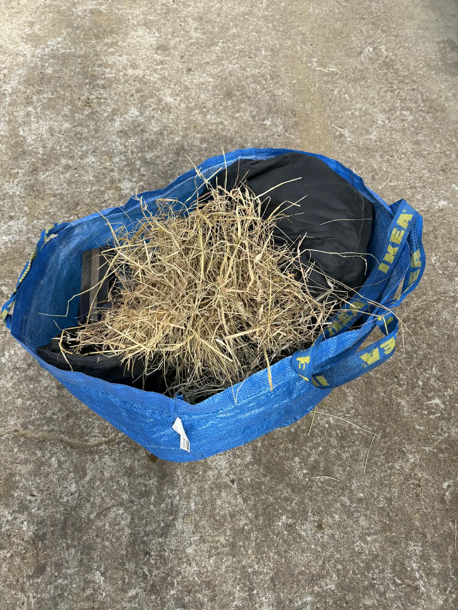 Forkert pakket dækken i åben IKEA pose med hø